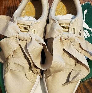Sz 10 Beige Puma Canvas Sneakers with Ribbons